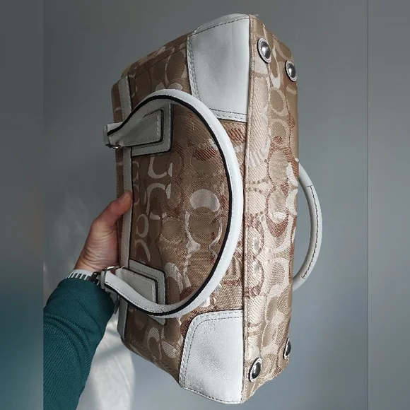 Coach Signature hand Bag - Picture 5 of 9